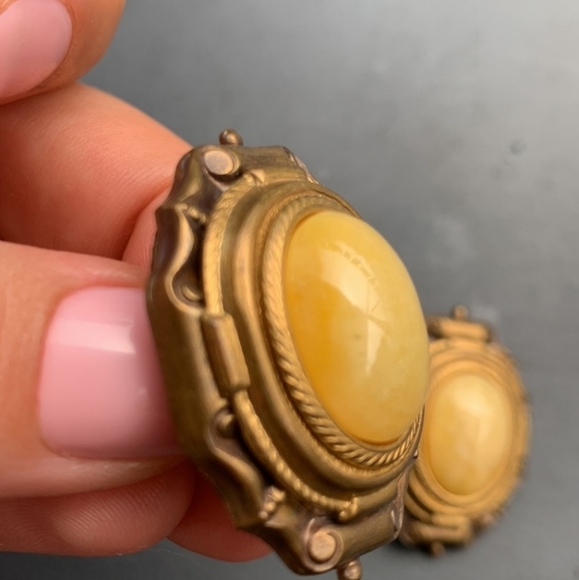 VINTAGE Gold Tone 70's Clip On Earrings - Picture 3 of 7